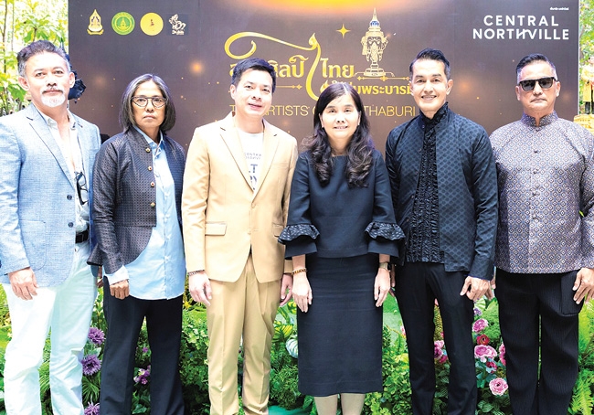 “สานศิลป์ไทย ใต้ร่มพระบารมี” : สุเมธ จันทอินยงค์ ผจก.ทั่วไป ศูนย์การค้าเซ็นทรัล นอร์ทวิลล์ ต้อนรับ ยุถิกา อิศรางกูร ณ อยุธยา อธิบดีกรมส่งเสริมวัฒนธรรม
ในงานแถลงข่าวจัดนิทรรศการ ในโอกาสเฉลิมพระชนมพรรษา 74 พรรษา
พระบาทสมเด็จพระเจ้าอยู่หัว รัชกาลที่ 10 ที่ศูนย์การค้าเซ็นทรัล นอร์ทวิลล์