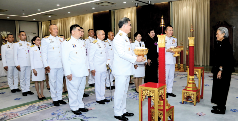 สมเด็จพระกนิษฐาธิราชเจ้า กรมสมเด็จพระเทพรัตนราชสุดาฯ สยามบรมราชกุมารี เสด็จออกแทนพระองค์ ณ วังสระปทุม ทรงเจิมเทียนพรรษาสำหรับ
ทรงพระราชอุทิศพระราชทานไปจุดบูชาพระรัตนตรัยและพุทธเจดียสถานในเทศกาลเข้าพรรษา ประจำปีพุทธศักราช 2569 โอกาสนี้ พระราชทานพระราชวโรกาสให้
นายณรงค์ เทพเสนา ผู้ว่าราชการจังหวัดอุบลราชธานี และ นายขจรเกียรติ รักพานิชมณี ผู้ว่าราชการจังหวัดขอนแก่น เฝ้าฯ รับพระราชทานเทียนพรรษาเพื่อเชิญไป
ถวายเป็นพุทธบูชาในเทศกาลเข้าพรรษา ณ วัดสุปัฏนารามวรวิหาร จังหวัดอุบลราชธานี และวัดธาตุ จังหวัดขอนแก่น เมื่อวันพฤหัสบดีที่ 23 กรกฎาคม 2569 เวลา 14.30 น.