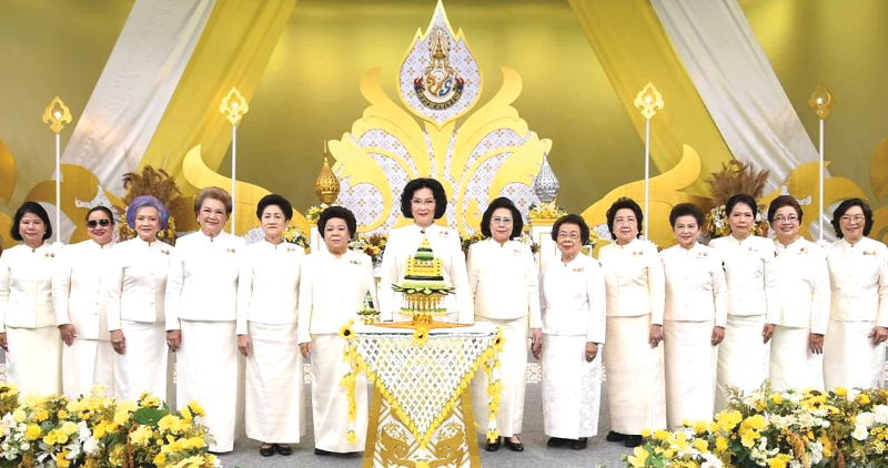 ด้วยความจงรักภักดี : คุณหญิงปัทมา ลีสวัสดิ์ตระกูล ประธานชมรมผู้รู้คุณแผ่นดิน พร้อมด้วยคณะกรรมการชมรมฯ ประกอบด้วยสมาชิก 10 องค์กร ในพระบรมราชูปถัมภ์ ในพระบรมราชินูปถัมภ์ และในพระราชูปถัมภ์ สมาคมศิษย์เก่าจิตรลดาฯ, สมาคมศิษย์เซนต์ฟรังซีสซาเวียร์ฯ, สมาคมศิษย์เซนต์โยเซฟฯ, สมาคมนักเรียนเก่ามาแตร์เดอี
วิทยาลัยฯ, สมาคมนักเรียนเก่าราชินีฯ, สมาคมศิษย์วังหลัง-วัฒนาฯ, สมาคมสตรีภาคพื้นแปซิฟิกและเอเชียอาคเนย์ฯ, สตรีวิทยาสมาคม, สายปัญญาสมาคมฯ, มูลนิธิอุบลรัตน์ฯ
ร่วมบันทึกเทปโทรทัศน์ถวายพระพรชัยมงคล พระบาทสมเด็จพระเจ้าอยู่หัว เนื่องในโอกาสวันเฉลิมพระชนมพรรษา ณ สถานีโทรทัศน์แห่งประเทศไทย ช่อง 11 (NBT)