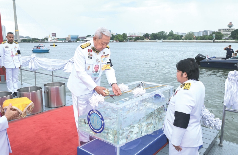 พระบาทสมเด็จพระเจ้าอยู่หัว ทรงพระกรุณาโปรดเกล้าฯให้ พลเอก สุรยุทธ์ จุลานนท์ ประธานองคมนตรี เป็นผู้แทนพระองค์ ไปในการบำเพ็ญ
พระราชกุศล ปล่อยโค 1 คู่ ปล่อยนกเขาชวา 75 ตัว และพันธุ์สัตว์น้ำ เต่า 75 ตัว แล้วปล่อยพันธุ์ปลา 9 ชนิด 1 ล้านตัว เนื่องในโอกาสวันเฉลิมพระชนมพรรษา พระบาทสมเด็จพระเจ้าอยู่หัว
28 กรกฎาคม 2569
ณ ท่าวาสุกรี เขตดุสิต กรุงเทพมหานคร เมื่อวันอังคารที่
28 กรกฎาคม 2569