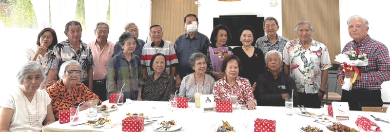 “ฉันรักธรรมศาสตร์ เพราะธรรมศาสตร์สอนให้ฉันรักประชาชน” : เพื่อนธรรมศาสตร์ A8 รุ่น วิศิษฎ์ ศศิวงศ์ภักดี, นพดล เธียรพรานนท์, นิติ ยิ้มแย้ม, ชนะ สืบสิน, ดร.ประจักษ์ ทรัพย์มณี, สมภักดี เวทย์วิไล, ดร.สมจินต์ สันถวรักษ์, ดร.สมจินต์ เวทย์วิไล, พลอากาศตรี มงคล ขอนแก่น, บุญทรง อนงคณะตระกูล และ ผาณิต พูนศิริวงศ์ นัดเพื่อนๆ สังสรรค์ประจำปี พร้อมร่วมแสดงความยินดีกับ ดร.ยุพดี วิภัติภูมิประเทศ ในโอกาสได้รับรางวัลโล่เกียรติยศ ประเภทศิษย์เก่า
ดีเด่นมหาวิทยาลัยธรรมศาสตร์ ประจำปี 2569 เนื่องในโอกาสวันสถาปนา มหาวิทยาลัยธรรมศาสตร์ ครบรอบ 92 ปี ณ ภัตตาคารเพลิน ถนนวิภาวดีรังสิต