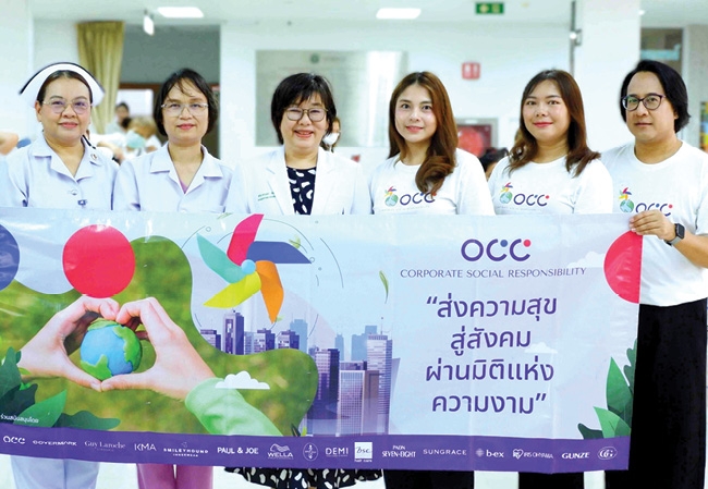 “ผมสวย…ด้วยรัก ครั้งที่ 77” : พญ.ดวงพร อัศวราชันย์ ผอ.โรงพยาบาลพระนครศรีอยุธยา
ต้อนรับ นัชชา ปรักกัมนนท์ ผจก.แผนกโฆษณา-ประชาสัมพันธ์ บมจ.โอซีซี และคณะ พร้อมด้วยทีมช่างผมจิตอาสาที่มาตัดผมให้ผู้ป่วย, บุคลากรทาง
การแพทย์ และเจ้าหน้าที่ รวมกว่า 80 คน ที่ โรงพยาบาลพระนครศรีอยุธยา