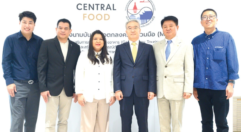 ลิ้มรสอาหารไทย : ภัทรา ทรัพยะประภา ผู้บริหาร บมจ.เซ็นทรัลพัฒนา และ คิม อิน-โฮ นายกสมาคม
ส่งเสริมการท่องเที่ยวไทย-เกาหลี (KTPA) ร่วมลงนามความร่วมมือ (MOU) ผลักดันการท่องเที่ยวเชิงอาหาร (Gastronomy Tourism)สำหรับนักท่องเที่ยวชาวเกาหลีที่เดินทางมายังประเทศไทย ผ่านการคัดสรรเมนูอาหารไทย
ที่พร้อมให้บริการ ที่เซ็นทรัล ฟู้ด 7 สาขา ภายในศูนย์การค้าเซ็นทรัล ในหัวเมืองท่องเที่ยวสำคัญทั่วไทย