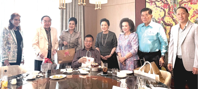 ฉลองครบรอบ
วันเกิด ศ.พิเศษ พรเพชร วิชิตชลชัย
อดีตประธาน
สภานิติบัญญัติแห่งชาติ ร่วมสังสรรค์กับมิตรสหาย โดยมี ผาณิต พูนศิริวงศ์,
อนันตชัย-อุไร คุณานันทกุล, นพ.วีระชัย-
ฉัตรสุดา จันทร์ดียิ่ง,
สุทธิลักษณ์
เอี่ยมไพจิตร์ ร่วมอวยพร ที่ ห้องอาหาร
จีนไชน่าเฮ้าส์ โรงแรมแมนดาริน
โอเรียนเต็ล กรุงเทพ