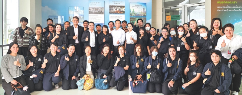 ปลูกจิตสำนึก : ปัญจพล ศรีหงส์ รอง กก.ผจก.ใหญ่ สายงานปฏิบัติการ บมจ.บีซีพีจี ต้อนรับ ชื่นชีวัน ลิมป์ธีระกุล รองปลัดสำนักนายกรัฐมนตรี และคณะ
ในโอกาสเข้าศึกษาดูงาน “โครงการฝึกอบรม “รักษ์” พลังงาน : Eco Mind “Smart People and Smart Life toward Smart OPM” โดย บีซีพีจี ได้ถ่ายทอด
องค์ความรู้ด้านธุรกิจและนวัตกรรมพลังงานสะอาด พร้อมนำชมโรงไฟฟ้าพลังงานแสงอาทิตย์และเทคโนโลยีโซลาร์เซลล์หลากหลายรูปแบบ ตอกย้ำบทบาทบริษัทฯ
ในฐานะผู้นำด้านพลังงานสะอาดที่ร่วมขับเคลื่อนการพัฒนาสังคมคาร์บอนต่ำอย่างยั่งยืน ที่ศูนย์การเรียนรู้พลังงานสะอาดบีซีพีจี อ.บางปะอิน จ.พระนครศรีอยุธยา