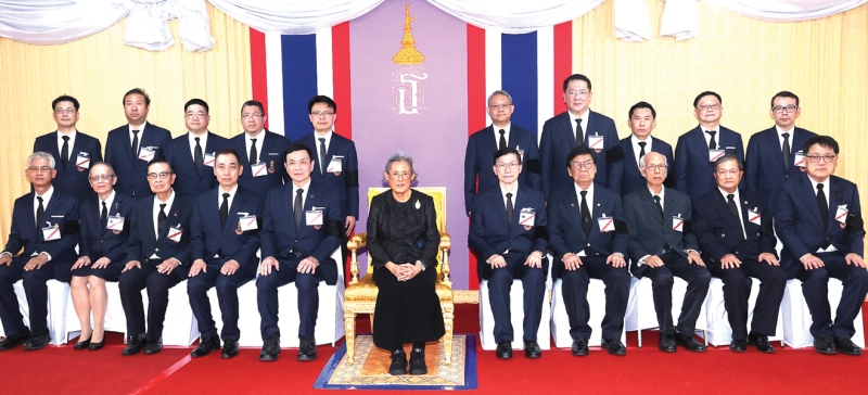 สมเด็จพระกนิษฐาธิราชเจ้า กรมสมเด็จพระเทพรัตนราชสุดาฯ สยามบรมราชกุมารี เสด็จพระราชดำเนินไปในพิธีพุทธาภิเษก “พระพุทธนาคาธิบดีศรีวิสุทธิเวช”
จัดสร้างในวาระครบ 30 ปี แห่งการสถาปนา และครบ 60 ปี ราชวิทยาลัยแพทย์ออร์โธปิดิกส์แห่งประเทศไทย มีขนาดหน้าตักกว้าง 5 นิ้ว ความสูงองค์พระ 21 เซนติเมตร
เป็นพระพุทธรูปปางนาคปรกที่มีความงดงามทางพุทธศิลป์ และเปี่ยมด้วยความหมายทางธรรมแห่งการปกปักคุ้มครอง สะท้อนถึงความร่มเย็นเป็นสุข
ความมั่นคงเพื่อเป็นศูนย์รวมแห่งศรัทธาของชาวออร์โธปิดิกส์ ณ พระอุโบสถวัดบวรนิเวศวิหาร เขตพระนคร กรุงเทพมหานคร เมื่อวันพฤหัสบดีที่ 6 สิงหาคม 2569