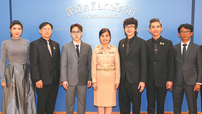 เทิดพระเกียรติ : ยุถิกา อิศรางกูร ณ อยุธยา อธิบดีกรมส่งเสริมวัฒนธรรม
เปิดงานนิทรรศการ “สิริขัตติยกษัตริย์ ดวงใจรักแห่งแผ่นดิน” แสดงผลงานศิลปะ ถ่ายทอดศาสตร์แห่งศิลปกรรม เพื่อน้อมสำนึกในพระมหากรุณาธิคุณ สมเด็จพระนางเจ้า
สิริกิติ์ พระบรมราชินีนาถ พระบรมราชชนนีพันปีหลวง ที่ไอคอนสยามกรุงเทพฯ