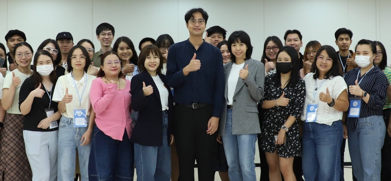 คลับแห่งแรงบันดาลใจ : ดวงนภารัตน์ ศรีสุข ผอ.สายงานสื่อสารองค์กร และ พิมพ์ลดา
ไชยวรรณ ผช.ผอ.สายงานสื่อสารการตลาด บมจ.ไทยประกันชีวิต จัดกิจกรรมเติมพลังใจ ภายใต้ LIVE LIFE CLUB ให้แก่ผู้อ่าน LIVE TO LIFE และลูกค้าไทยประกันชีวิต พร้อม Exclusive Workshop “มิกซ์รูน แมตช์พลังงานชีวิต”