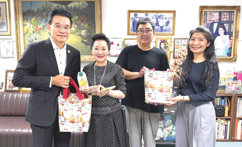 กระชับความสัมพันธ์ : ผาณิต
พูนศิริวงศ์ ประธานเจ้าหน้าที่ และ ผรณเดช พูนศิริวงศ์ รองประธาน หนังสือพิมพ์แนวหน้า ต้อนรับ ชูโชค ศิวะคุณากร กก.ผจก.ใหญ่ บจก.ดอยคำ
ผลิตภัณฑ์อาหาร และ ชนันนัทธ์
พลปัถพี รอง ผจก.ใหญ่ เพื่อแลกเปลี่ยน
แนวคิดการพัฒนาการดำเนินงานของดอยคำในการสืบสานจากพื้นที่สูง
ต่อยอดสู่พื้นที่ราบลุ่ม เพื่อสร้างโอกาสทางอาชีพ เพิ่มมูลค่าผลผลิต และ
ยกระดับคุณภาพชีวิตของเกษตรกรและ
ชุมชนอย่างยั่งยืน รวมทั้งหารือแนวทางเผยแพร่ภารกิจในการสนับสนุน
เกษตรกรไทย และขับเคลื่อนการพัฒนา
สังคมตามแนวพระราชดำริให้เข้าถึง
ประชาชนในวงกว้างมากขึ้น ณ สำนักงาน
หนังสือพิมพ์แนวหน้า เขตหลักสี่

