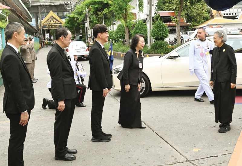 สมเด็จพระกนิษฐาธิราชเจ้า กรมสมเด็จพระเทพรัตนราชสุดาฯ สยามบรมราชกุมารี เสด็จพระราชดำเนินไปในการพระราชทาน
เพลิงศพ นางเพ็ญศรี เคียงศิริ ศิลปินแห่งชาติ สาขาวรรณศิลป์ พุทธศักราช 2560 เจ้าของนามปากกา “นราวดี” มีผลงานประพันธ์
ทั้งนวนิยาย เรื่องสั้น บทความ สารคดี บทกวี และงานแปล ทั้งภาษาไทยและภาษาอังกฤษ จำนวนหลายร้อยชิ้น โดยเฉพาะ
นวนิยายมีกว่า 40 เรื่อง ณ เมรุวัดธาตุทอง เขตวัฒนา กรุงเทพมหานคร เมื่อวันอาทิตย์ที่ 9 สิงหาคม 2569 เวลา 17.33 น.