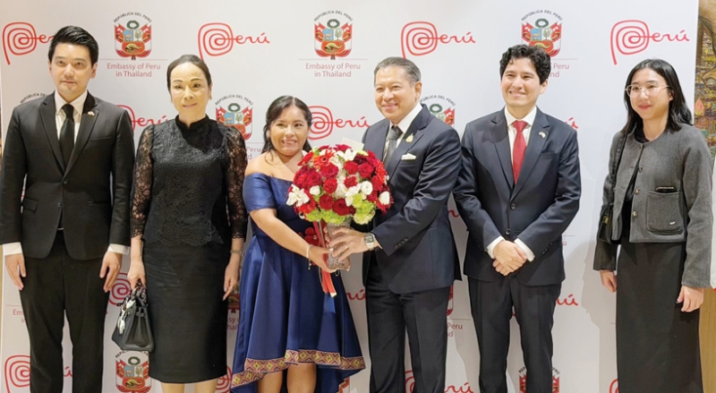 วันประกาศเอกราช ค.ศ.1821 : จัสมีนา เคลเมนเต เลขานุการโท หัวหน้าแผนกกงสุล สาธารณรัฐเปรูประจำ
ราชอาณาจักรไทย และ มาร์ติน อาบาร์กา เลขานุการตรี หัวหน้าแผนกเศรษฐกิจ การค้า และวัฒนธรรม
เปิดงานในโอกาสครบรอบ 205 ปีแห่งการประกาศเอกราชของสาธารณรัฐเปรู โดยมี ศรัณย์ เจริญสุวรรณ
ผช.รมต.ประจำกระทรวงการต่างประเทศ และคณะทูตานุทูตร่วมงาน ที่ โรงแรมไฮแอท รีเจนซี่ กรุงเทพ สุขุมวิท