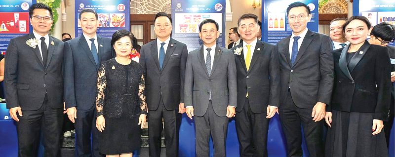 แบรนด์ไทยยอดเยี่ยม : อนุทิน ชาญวีรกูล นายกรัฐมนตรี เป็นประธานในพิธีมอบรางวัล “ผู้ประกอบธุรกิจส่งออกดีเด่น ประจำปี 2569” (Prime Minister’s
Export Award 2026) โดย บริษัทซีพีเอฟ ฟู้ด เน็ตเวิร์ก จำกัด และ บริษัท ซีพีเอฟ เรสเทอรองท์ แอนด์ ฟู้ดเชน จำกัด ในกลุ่มบริษัทเจริญโภคภัณฑ์อาหาร
จำกัด (มหาชน) หรือ CPF ได้รับ 2 รางวัล ประเภทแบรนด์ไทยยอดเยี่ยม (Best Thai Brand) จากความสำเร็จของแบรนด์ Kitchen Joy และห้าดาว โดยมี ประสิทธิ์ บุญดวงประเสริฐ ประธานคณะผู้บริหาร CPF และ สุนทร จักษุกรรฐ์ กรรมการผู้จัดการ ธุรกิจห้าดาวและร้านอาหาร เป็นผู้แทนรับรางวัล ณ ตึกสันติไมตรี ทำเนียบรัฐบาล