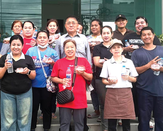 ถวายเป็นพระราชกุศล “วันแม่” : จักรพันธ์ วรอาคาร เลขานุการ สมาคม
เสริมความงามแห่งประเทศไทย เปิดโรงทานแจกอาหารปรุงสุก น้ำดื่ม เนื่องในโอกาส
วันเฉลิมพระชนมพรรษา สมเด็จพระนางเจ้าสิริกิติ์ พระบรมราชินีนาถ พระบรมราชชนนี
พันปีหลวง ที่สมาคมเสริมความงามฯ ถนนบางขุนเทียน-ชายทะเล กรุงเทพฯ