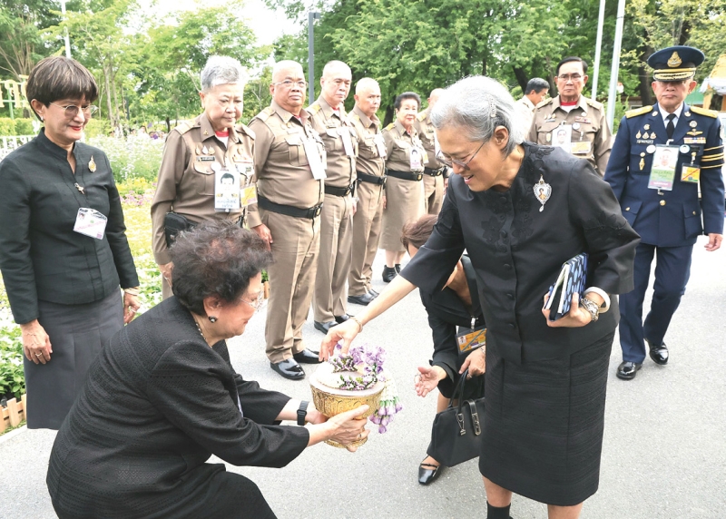สมเด็จพระกนิษฐา
ธิราชเจ้า กรมสมเด็จพระเทพรัตนราชสุดาฯ สยามบรมราชกุมารี เสด็จพระราชดำเนินไปทรงเปิดงาน “สีสรรพรรณไม้ เทิดไท้
บรมราชินีนาถ” ประจำปี
2569 “พระเมตตา แม่แห่งแผ่นดิน” เพื่อน้อมรำลึกในพระมหากรุณาธิคุณ
ของสมเด็จพระนางเจ้า
สิริกิติ์ พระบรมราชินีนาถ พระบรมราชชนนีพันปีหลวง และทอดพระเนตรการแสดงชุด
“สืบสานพัสตราภรณ์”
ณ สวนสมเด็จพระนางเจ้าสิริกิติ์
เขตจตุจักร กรุงเทพมหานคร เมื่อวันอังคารที่
11 สิงหาคม 2569