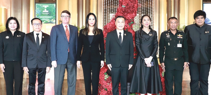 ระยะที่ 2 : ลักษมีกานต์ อิงคะกุล ประธานเจ้าหน้าที่บริหาร มิราเคิล กรุ๊ป ต้อนรับ ทรงศักดิ์ ทองศรี
รองนายกรัฐมนตรี ในพิธีเปิด “โครงการประชาสัมพันธ์สร้างการรับรู้ความเข้าใจเพื่อขับเคลื่อนผลการดำเนินงาน
ปรับปรุงแผนที่แนวเขตที่ดินของรัฐแบบบูรณาการมาตราส่วน 1:4000 (One Map) อย่างมีประสิทธิภาพ” โดยมี
ชญานันท์ ภักดีจิตต์ ผอ.สำนักงานคณะกรรมการนโยบายที่ดินแห่งชาติ ร่วมต้อนรับ ที่โรงแรมอัศวิน แกรนด์ คอนเวนชั่น
