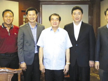 เยี่ยมคารวะ : ผรณเดช พูนศิริวงศ์ กก.ผจก.หนังสือพิมพ์แนวหน้า ภาวัช ตันติอุโฆษกุล รองประธานฝ่ายต่างประเทศ และการลงทุน หอการค้าจังหวัดนครศรีธรรมราช และ ชูพงศ์ จิตรสกุล เข้าเยี่ยมคารวะ Dr.Khampheng Saysompheng รัฐมนตรีว่าการกระทรวงแรงงานของสปป.ลาว เมื่อเร็วๆ นี้