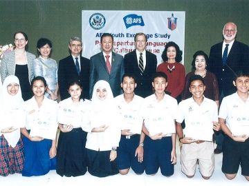 มอบทุนการศึกษา : สนั่น อังอุบลกุล ประธานเอเอฟเอสประเทศไทย เป็นประธานในพิธีมอบทุนการศึกษา ของรัฐบาลสหรัฐอเมริกา โดย นายกลิน ที.เดวีส์ เอกอัครราชทูตสหรัฐอเมริกาประจำประเทศไทย เป็นผู้มอบทุนการศึกษา “โครงการเยาวชนเอเอฟเอส เพื่อการศึกษาและแลกเปลี่ยนวัฒนธรรมนานาชาติระยะ 1 ปี” โดยมี ลารี่ เอ็ม, ดิงเกอร์, แอน ลี เซชาดรี, ดร.เมทินี พงษ์เวช, ดร.ไมเคิล เคลลี่, จิรวัฒนา จรูญภัทรพงษ์, ผศ.พราวพรรณ เหลืองสุวรรณ ร่วมแสดงความยินดี ณ เอ.ยู.เอ. ตึกจามจุรีสแควร์ กรุงเทพฯ