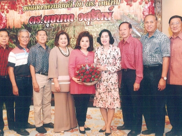 ดร.คนใหม่ : วิทยาลัยป้องกันราชอาณาจักร (วปอ.) รุ่น 4010 นำโดย ดร.ศุลีมาศ สุทธิสัมพัทน์ ประธานรุ่นฯ แสดงความยินดีแด่ นุชนาถ วสุรัตน์ ที่ได้รับปริญญาเอก สาขานโยบายสาธารณะและการจัดการจากมหาวิทยาลัยเกษมบัณฑิต ณ ห้องอาหารจีนแชงพาเลซ โรงแรมแชงกรี-ลา กรุงเทพฯ โดยมี พล.อ.วีระชัย เอี่ยมสอาด, พล.อ.อ.ชัยยันต์ นาทะสิริ, พล.ต.อ.ปรุง บุญผดุง, พล.อ.อ.วีรวิท คงศักดิ์ และ รศ.นรีวรรณ จินตกานนท์ ร่วมแสดงความยินดี