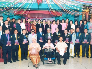 ศิษย์เก่าดีเด่น : ผศ.เฉลิมพล ดาวเรือง และศิษย์เก่าโรงเรียนวัดสุทธิวรารามทุกรุ่น ได้รับโล่เกียรติยศศิษย์เก่าดีเด่น ปี 2559 จาก พิพัฒน์ ลาภปรารถนา นายกสมาคมนักเรียนเก่าวัดสุทธิฯ ในงานคืนสู่เหย้าในวาระแห่งการก่อตั้งครบ 105 ปี โดยมีคณาจารย์ของโรงเรียน ร่วมในพิธีด้วย ณ โรงเรียนวัดสุทธิฯ