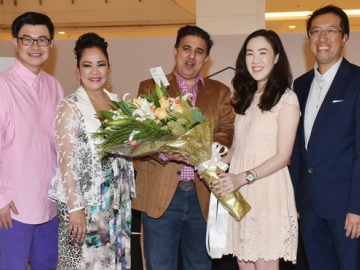 เปิดแล้ว : ศันสนา จิราธิวัฒน์ ผจก.อาวุโสฝ่ายขาย บมจ.เซ็นทรัลพัฒนา ร่วมยินดีกับ แอชวิน วารีรัม ผู้อำนวยการบริหาร บจก.วารีรัม ประเทศไทย ในโอกาสเปิดแฟล็กชิพสโตร์ Fossil แบรนด์ดังจากอเมริกาแห่งแรกในเมืองไทย พร้อมเปิดตัวคอลเลคชั่นใหม่ล่าสุด ที่ โซนเอเทรียม ชั้น 1 ศูนย์การค้าเซ็นทรัลเวิลด์