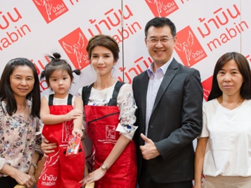 โชว์ฝีมือ : ไกรศักดิ์ ธีรโชติมงคล กก.ผจก.บจก.ซอสพริกไทยรุ่งเรือง จัดแสดงสินค้ากลุ่มผลิตภัณฑ์ซอสตราม้าบิน ในงาน “Thaifex2016-World of Food Asia 2016” โดยมี สุมาลี-อรชุกร ธีรโชติมงคล ร่วมกันต้อนรับ โบว์-แวนด้า และ น้องมะลิ-พาขวัญ มาร่วมปรุงอาหารด้วยซอสอร่อยให้ชิม ที่ เมืองทองธานี