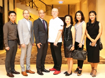 สุดเอ็กซ์คลูชีพ : อธิศ รุจิรวัฒน์ กรรมการผู้จัดการ บริษัท เจเนอรัล คาร์ด เซอร์ซิสเซส จำกัด ในเครือกรุงศรี คอนซูมเมอร์ จัดงาน “Central Credit Card Fine Dining Experience” (เซ็นทรัล เครดิตคาร์ด ไฟน์ ไดนิ่ง เอ็กซ์พีเรียนซ์) ให้สมาชิกบัตร Central the Black และ Central Black ได้สัมผัสประสบการณ์สุดเอ็กซ์คลูซีฟ กับ ดินเนอร์จากเซเลบริตี้เชฟ มาร์ติน บลูโนส เซฟชื่อดังจากประเทศอังกฤษ โดยมี ชุติมา-กุสุมา หงษ์ฟ้า, ร.อ.ธวัชชัย เทียนบุญส่ง และอรวีร์ รัตนเพียร ร่วมงาน ณ ห้องอาหารวูว์โรงแรม เซนต์ รีจิส กรุงเทพฯ