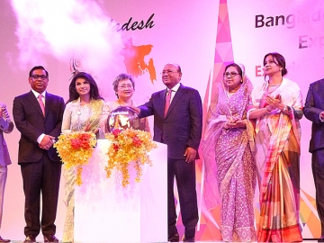 เปิดงาน : H.E. Saida Muna Tasneem เอกอัครราชทูตบังกลาเทศประจำราชอาณาจักรไทย เป็นประธานเปิดงาน “Bangladesh Trade and Investment Expo 2016” โดยมี อภิรดี ตันตราภรณ์ (รมว.พาณิชย์) มาร่วมเป็นเกียรติ ณ ศูนย์การประชุมแห่งชาติสิริกิติ์