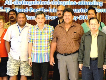 สามพรานโมเดล : อรุษ นวราช กก.ผจก.สามพราน ริเวอร์ไซด์ และ เลขานุการมูลนิธิสังคมสุขใจ ต้อนรับ ชาติชาย อุทัยพันธ์ ผวจ.นครปฐม พร้อมคณะจากประเทศหมู่เกาะแปซิฟิก 14 ประเทศ ที่มาศึกษาดูงานด้านการท่องเที่ยวเชิงวัฒนธรรมและการเกษตร และชมกิจกรรม ที่โรงแรมสามพรานริเวอร์ไซด์ จ.นครปฐม