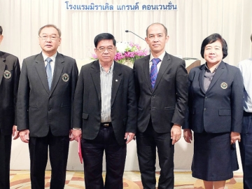 ปัจฉิมนิเทศ : นพ.ประพนธ์ ตั้งศรีเกียรติกุล รองอธิบดีกรมการแพทย์ เปิดการประชุมแพทย์ประจำบ้าน โดยมี ศ.นพ.สมศักดิ์ โล่ห์เลขา นายกแพทยสภา, พญ.จิตสุดา บัวขาว ผอ.สำนักวิชาการแพทย์ และ นพ.อุดม ภู่วโรดม ผอ.สถาบันประสาทวิทยา ร่วมงาน ที่โรงแรมมิราเคิล แกรนด์ คอนเวนชั่น