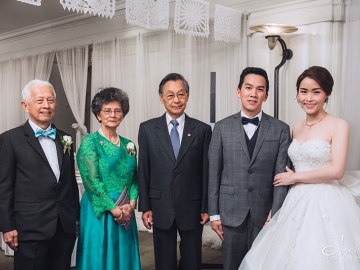 ชวน หลีกภัย อดีตนายกรัฐมนตรี แสดงความยินดีกับคุณพ่อ-คุณแม่ฝ่ายชาย ศ.(พิเศษ) นรนิติ-พญ.ชนินทร เศรษฐบุตร คู่บ่าว-สาว