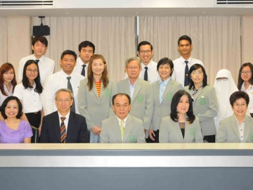 เพื่อนักศึกษาด้อยโอกาส : ชนินท์ ว่องกุศลกิจ นายกสมาคมเศรษฐศาสตร์ มหาวิทยาลัยธรรมศาสตร์ พร้อมด้วย ดารณี สุวรรณสิงห์ ประธานกองทุนสมาคมเศรษฐศาสตร์ ธรรมศาสตร์เพื่อนักศึกษาด้อยโอกาส และ ศ.ดร.สกนธ์ วรัญญูวัฒนา คณบดีคณะเศรษฐศาสตร์ มธ. ร่วมกันมอบทุนการศึกษาแก่นักศึกษาคณะเศรษฐศาสตร์ ณ คณะเศรษฐศาสตร์ มธ.ท่าพระจันทร์