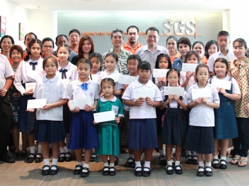 มอบทุนการศึกษา : จิโรจ ณ นคร กก.ผจก.บจ.เอสจีเอส (ประเทศไทย) เป็นประธานมอบทุนการศึกษาให้กับบุตร-ธิดาของพนักงานเอสจีเอสที่มีผลการเรียนดีเด่น ในระดับประถมศึกษา ระดับมัธยมศึกษาและระดับปริญญาตรี จำนวน 75 ทุน รวมมูลค่ากว่า 300,000 บาท ณ บ.เอสจีเอส