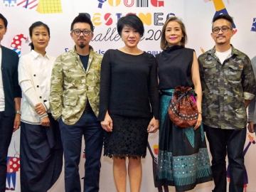 โชว์ฝีมือ : ปิยวรรณ ลีละสมภพ จัดโครงการ “Central Young Designer Challenge 2016” (เซ็นทรัล ยัง ดีไซเนอร์ ชาลเลนจ์ 2016) ประกวดออกแบบสิ่งพิมพ์ภายใต้คอนเซ็ปต์ Let’s Celebrate เพื่อส่งความสุขให้คนรับ โดยมี สิริยส เทพหัสดิน ณ อยุธยา, วินัย ฉัยรักษ์พงศ์, ม.ล.ประวิตรา เทวกุล, ทรงพล จั่นลา, อัครวัฒน์ อริยะชัยสิริ และ สุพจน์ สุดจิตพร ร่วมงาน ที่ห้างเซ็นทรัล ชิดลม