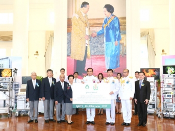 เพื่อสถาบันการแพทย์ : พลเอกประยุทธ์ จันทร์โอชา นายกรัฐมนตรี เป็นประธานในพิธีมอบเครื่องมือและอุปกรณ์ทางการแพทย์ พร้อมด้วย พลเอกธีรชัย นาควานิชผู้บัญชาการทหารบก และ พลโทชุมพล เปี่ยมสมบูรณ์ เจ้ากรมแพทย์ทหารบก เป็นผู้รับมอบเครื่องมือและอุปกรณ์ทางการแพทย์ มูลค่า 50.55 ล้านบาท จาก คุณหญิงวรรณา สิริวัฒนภักดี รองประธานมูลนิธิสิริวัฒนภักดี เพื่อใช้ประจำศูนย์รักษาด้วยวิธีการส่องกล้อง “โครงการก่อสร้างอาคารเพื่อเฉลิมพระเกียรติสมเด็จพระนางเจ้าฯ” โรงพยาบาลพระมงกุฎเกล้า ณ ห้องโถงพระรูป สถาบันโรคไต ภูมิราชนครินทร์