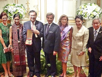 วันชาติอิตาลี : H.E. Mr. Francesco Saverio Nisio เอกอัครราชทูตอิตาลีประจำราชอาณาจักรไทย จัดงานเลี้ยงเฉลิมฉลองวันชาติอิตาลี โดยมี ม.ร.ว.เทพกมล เทวกุล (องคมนตรี) และ กองกาญจน์ วัฒนวรางกูร (รมว.การท่องเที่ยวและกีฬา) มาร่วมเป็นเกียรติ ท่ามกลางทูตานุทูตและแขกผู้มีเกียรติต่างๆ มากมาย ณ โรงแรม Mandarin Oriental, Bangkok