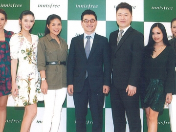ฉลองความสำเร็จ : มร.วุง ชเว กรรมการผู้จัดการ บริษัท อมอร์ แปซิฟิค (ประเทศไทย) จำกัด จัดงาน “THE 1st ANNIVERSARY OF INNISFREE THAILAND,THE GREEN CELEBRATION EXPERIENCE” ฉลองความสำเร็จครบรอบ 1 ปีในประเทศไทยของอินนิสฟรี ณ โชนอีเดน ศูนย์การค้าเซ็นทรัลเวิลด์