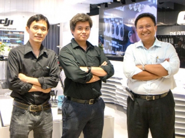 ใหม่ล่าสุด : ชนินทร์ มโนชญากร และ กฤษณ์ เปลี่ยนแพ ผู้ร่วมก่อตั้ง (Co-Founder) บริษัท แฟนธอม (ประเทศไทย) จำกัด ผู้แทนจำหน่าย โดรนติดกล้องแบรนด์ DJI ในประเทศไทยอย่างเป็นทางการแนะนำ “DJI by Phantom Thailand” แฟล็กชิพ สโตร์ แห่งแรกในประเทศไทยที่รวบรวมผลิตภัณฑ์ทุกชนิดของ DJI ผู้ผลิตโดรนติดกล้องรายใหญ่ที่สุดในโลกไว้ในที่เดียวที่ชั้น 2 สยามดิสคัฟเวอรี่