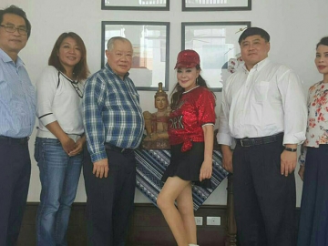 ยินดีต้อนรับ : สุนทร อรุณานนท์ชัย ประธานเจ้าหน้าที่บริหาร บมจ.ซีพีแลนด์ และฝ่ายบริหาร ต้อนรับ เนาวรัตน์ ยุกตะนันท์ ดาราดังในโอกาสมาเยี่ยมชมโรงแรม พร้อมมอบพระพม่าให้กับผู้บริหารโรงแรมที่ยิ้มรับด้วยความปลื้ม ณ โรงแรม ฟอร์จูน ริเวอร์วิว เชียงของ จ.เชียงราย