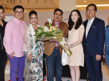 Fossil แห่งแรกในไทย : ศันสนา จิราธิวัฒน์ ยินดีกับ แอชวิน วารีรัม ในโอกาสจัดงาน “Fossil Grand Opening 2016” เปิด แฟล็กชิพสโตร์ Fossil แบรนด์ดังจากอเมริกาแห่งแรกในเมืองไทยพร้อมเปิดตัวคอลเลคชั่นใหม่ล่าสุด โดยมี องอาจ สุขเลิศกมล, อาลาน ยี, เอมีลี่ ไอซิโดโร่,กันต์ รตนาภรณ์ และ สามสรา เอี่ยมเอกดุลย์ ร่วมงาน ณ โซนเอเทรียม ชั้น 1 ศูนย์การค้าเซ็นทรัลเวิลด์