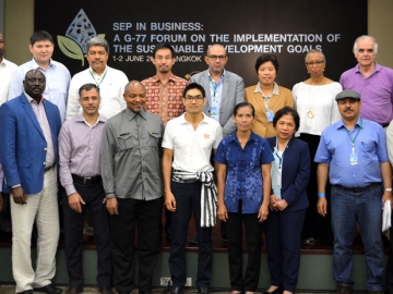 กว่า 20 ประเทศ..จี 77 : อรุษ นวราช เลขานุการมูลนิธิสังคมสุขใจ ต้อนรับ จุฬามณี ชาติสุวรรณ เอกอัครราชทูต รองผู้แทนถาวรไทยประจำสหประชาชาติ ณ นครนิวยอร์ก และคณะที่มาเยี่ยมชมแนวทางการทำเกษตรอินทรีย์อย่างยั่งยืนตามแนวพระราชดำริฯ โครงการสามพรานโมเดล ที่ โรงแรมสามพราน ริเวอร์ไซด์