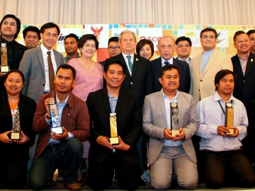 ผลงาน : พล.อ.สุรยุทธ์ จุลานนท์ องคมนตรี มอบรางวัล “แสงชัย สุนทรวัฒน์ ประจำปี 2558” ให้แก่ข่าวสารคดีวิทยุ-โทรทัศน์ยอดเยี่ยม โดยมี สมชาย กรุสวนสมบัติ กรรมการมูลนิธิแสงชัย สุนทรวัฒน์, เทพชัย หย่อง นายกสมาคมนักข่าววิทยุและโทรทัศน์ไทย และ วัชรี สุนทรวัฒน์ ต้อนรับ ที่ โรงแรมดิ เอมเมอรัลด์