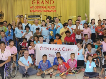 เซ็นทาราแคร์ : มร.วิม เอ็น.เอ็ม.ฟาเก็ล ผจก.ทั่วไป โรงแรมเซ็นทาราแกรนด์ฯ ลาดพร้าวนำคณะผู้บริหารและพนักงานของโรงแรม ร่วมเลี้ยงอาหารกลางวันน้องๆ พร้อมแจกของขวัญและมอบเงินบริจาคสมทบทุนการศึกษา ประจำปี 59 ที่ สถานสงเคราะห์เด็กพิการและทุพพลภาพปากเกร็ด บ้านนนทภูมิ จ.นนทบุรี