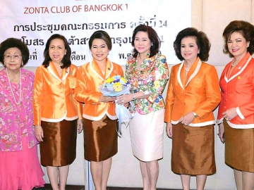 สานต่อกิจกรรม : สุจิตรา หมวดพล รับมอบดอกไม้แสดงความยินดีจาก ดร.ลาลีวรรณ กาญจนจารี ในโอกาสได้รับคัดเลือกเป็น นายกสโมสรซอนต้ากรุงเทพ 1 ปีบริหาร 2559-2561 โดยมี อุไร คุณานันทกุล, ดร.อรนุช แสงสุริยะจันทร์ และ เพ็ญศรี เคียงศิริ ร่วมยินดี ที่โรงแรมแกรนด์ เมอร์เคียว กรุงเทพ ฟอร์จูน