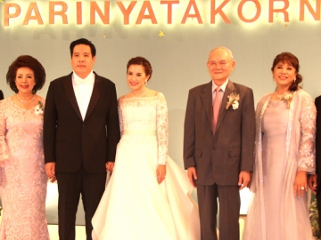 ฉลองสมรสพระราชทาน : มีชัย ฤชุพันธุ์ ประธานคณะกรรมการร่างรัฐธรรมนูญ เป็นประธานในงานเลี้ยงฉลองสมรสพระราชทาน ระหว่าง ภริณญา คุนผลิน บุตรสาว ไพบูลย์-อุมาพร คุนผลิน และ ธกร เลาหพงศ์ชนะ บุตรชาย สมบัติ เลาหพงศ์ชนะ กงสุลกิตติมศักดิ์สาธารณรัฐบัลแกเรีย ประจำราชอาณาจักรไทย-ภัคภร เลาหพงศ์ชนะ ณ ห้องแอทธินี คริสตัล ฮอลล์ โรงแรมพลาซ่า แอทธินี รอยัล เมอริเดียน ถนนวิทยุ เมื่อค่ำวันเสาร์ที่ 4 มิถุนายน 2559