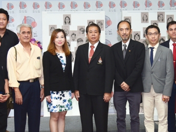 วิชาชีพถ่ายภาพ : บุษราภรณ์ พรไพศาลศักดิ์ นายกสมาคมธุรกิจการถ่ายภาพ ลงนามความร่วมมือทางวิชาการกับ ผศ.ศิวะ วสุนธราภิวัฒก์ อธิการบดี มทร.รัตนโกสินทร์, บรรลุ วิริยาภรณ์ประภาส ผอ.วิทยาลัยเพาะช่าง และ ดร.ทินกฤต อรรถโกวิทธาตรี จากสถาบันคุณวุฒิวิชาชีพ เพื่อร่วมจัดตั้งเป็นศูนย์ทดสอบฯ