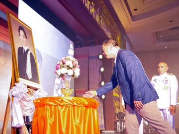 พระเจ้าหลานเธอ พระองค์เจ้าพัชรกิติยาภา ทรงพระกรุณาให้ผู้แทนพระองค์อัญเชิญแจกันดอกไม้ประทานแสดงความยินดีแก่ กนกศักดิ์ ปิ่นแสง ในโอกาสฉลองครบรอบ 60 ปี