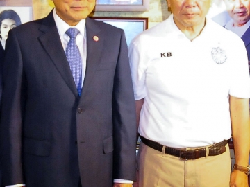 พล.อ.ธีรเดช มีเพียร ร่วมยินดี