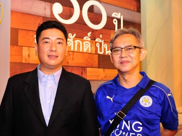 ผรณเดช พูนศิริวงศ์ จาก นสพ.แนวหน้า และ ฐากูร บุนปาน จาก นสพ.มติชน