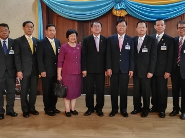 ศึกษาดูงาน : ร.ต.ต.พงษ์นิวัฒน์ ยุทธภัณฑ์บริการ อัยการสูงสุด พร้อมด้วย ไพรัช วรปาณิ กรรมการอัยการ ต้อนรับ พล.ร.อ.ศิษฐวัชร พงษ์สุวรรณ ประธาน กมธ.พร้อมคณะกรรมาธิการ การกฎหมาย กระบวนการยุติธรรมและกิจการตำรวจของสนช.มาศึกษาดูงานอัยการ ที่สนง.อัยการสูงสุด แจ้งวัฒนะ