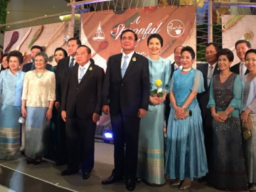 ท่านผู้หญิงสุภรภ์เพ็ญ หลวงเทพนิมิต, ท่านผู้หญิงรวิจิตร์ สุวรรณบุบผา, ท่านผู้หญิงนราวดี ชัยเฉนียน, ท่านผู้หญิงจรุงจิตต์ ทีขะระ, ท่านผู้หญิงอรนุช-ดร.จิรายุ
อิศรางกูรฯ, ท่านผู้หญิงกุณฑี ไกรฤกษ์, ท่านผู้หญิงภรณี มหานนท์, ท่านผู้หญิงสุจิตคุณ สารสิน, คุณหญิงผะอบทิพย ศาตะมาน, คุณหญิงชโลบล จารุรัตน์ และ ท่านผู้หญิงพรรณวดี จุฑารัตนกุล ร่วมถ่ายภาพกับ นายกรัฐมนตรี พล.อ.ประยุทธ์-รศ.นภาพร จันทร์โอชา